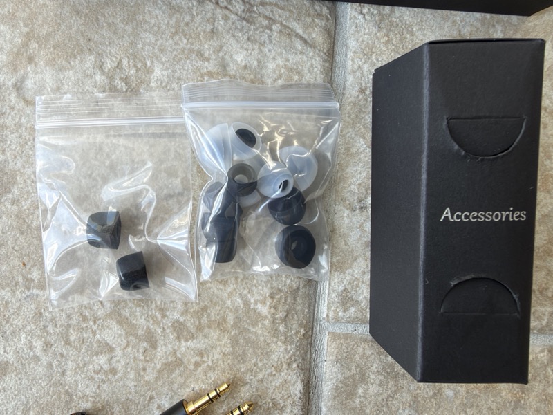 accessory box with 2 eartip bags
