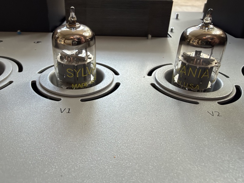 two vacuum tubes in amplifier