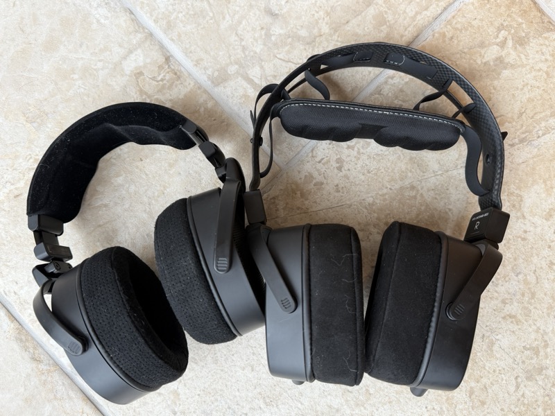 the HEDDband’s dual carbon-fibre strap system laid out flat