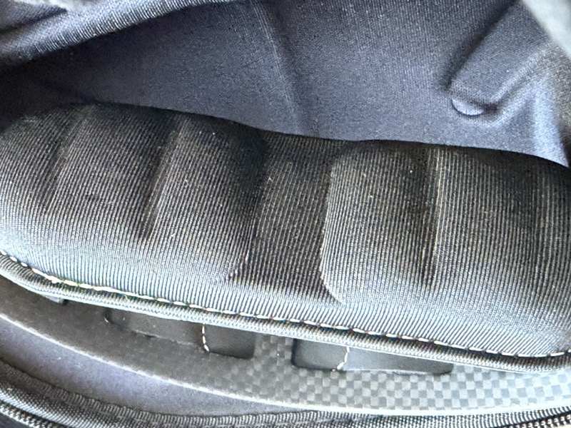 the segmented underside padding of the headband