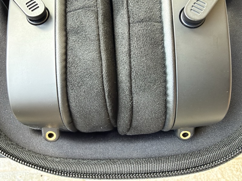 the earcups from the same angle, slightly different crop