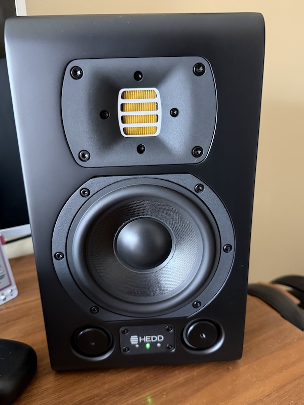 single monitor front on the desk