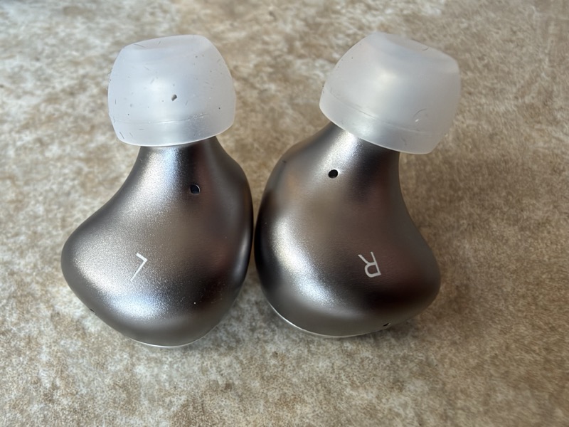 the L and R markings and the vent on the inner face