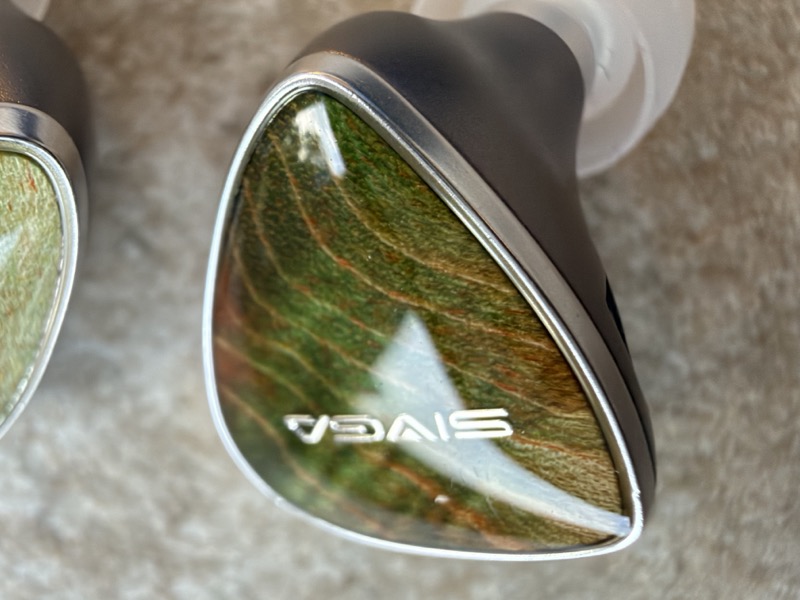 a macro of the faceplate showing the Sivga logo and the grain