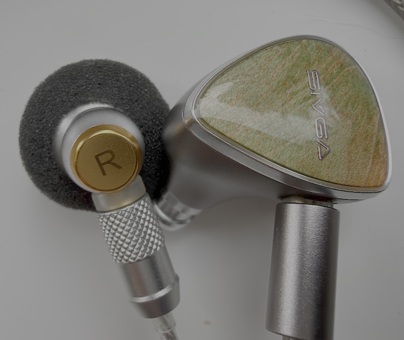 the sivga m260 earbud beside the sivga lyrebird