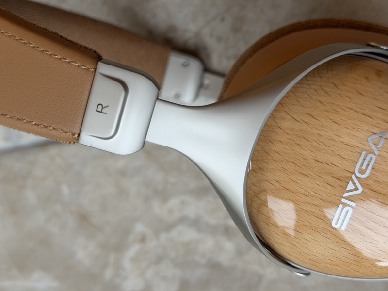 a closer view of the right earcup and yoke