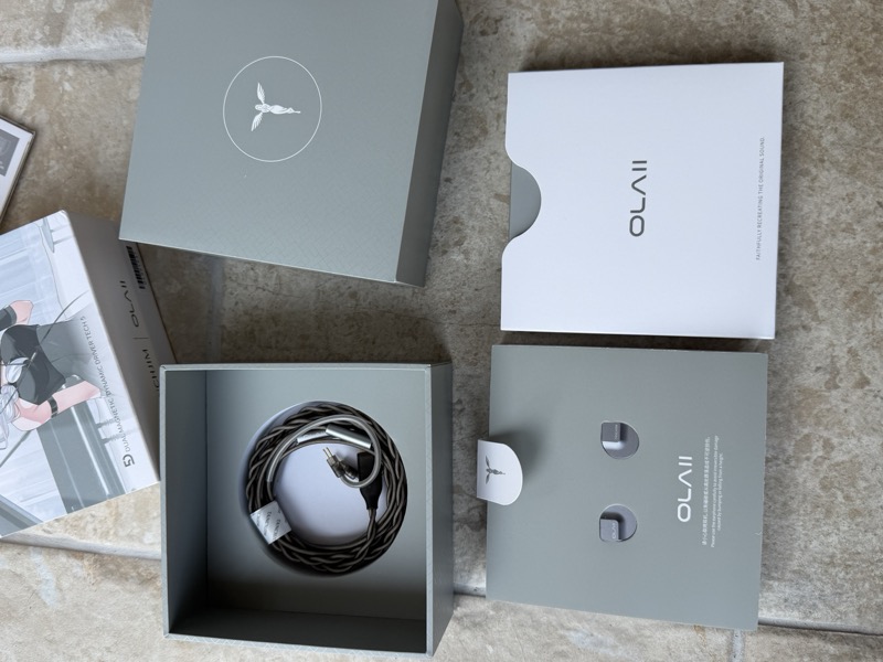 the cable coiled in its own tray compartment beside the earpiece tray