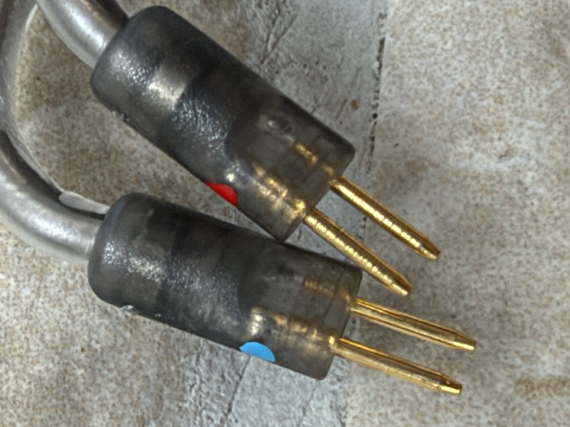 the two-pin connectors colour-coded red and blue
