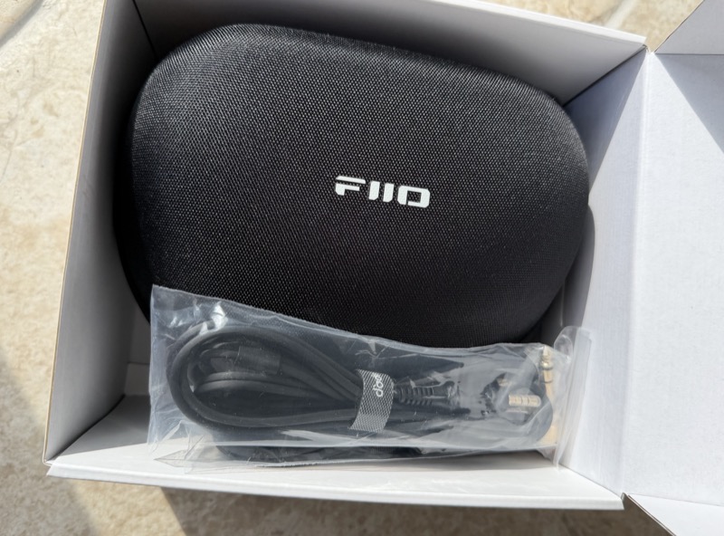 jt9 hard carry case and bagged cables sitting in the retail box