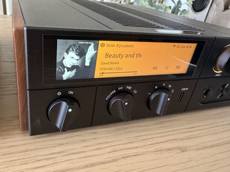 the k17 r2r amber display showing dlna playback of david bowie’s beauty and the beast at pcm 44k 32bit with the custom1 peq preset active
