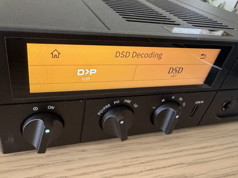 the dsd decoding menu on the amber display offering d2p and 1bit