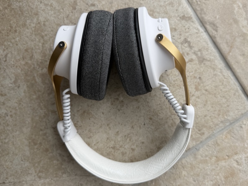 the gm01 pro fitted with the grey third-party earpads