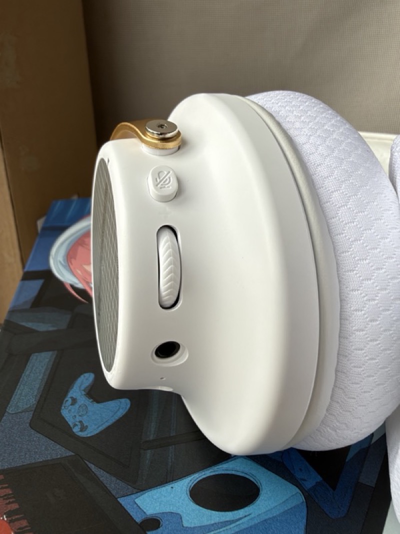 the left earcup edge showing the mute button, volume control and 3.5 mm analogue input