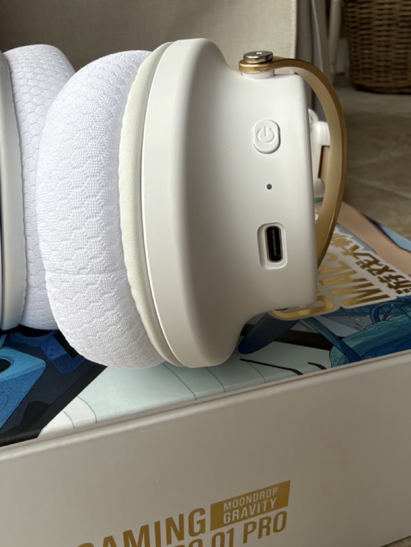 the right earcup edge showing the power button, indicator led and usb-c charging port