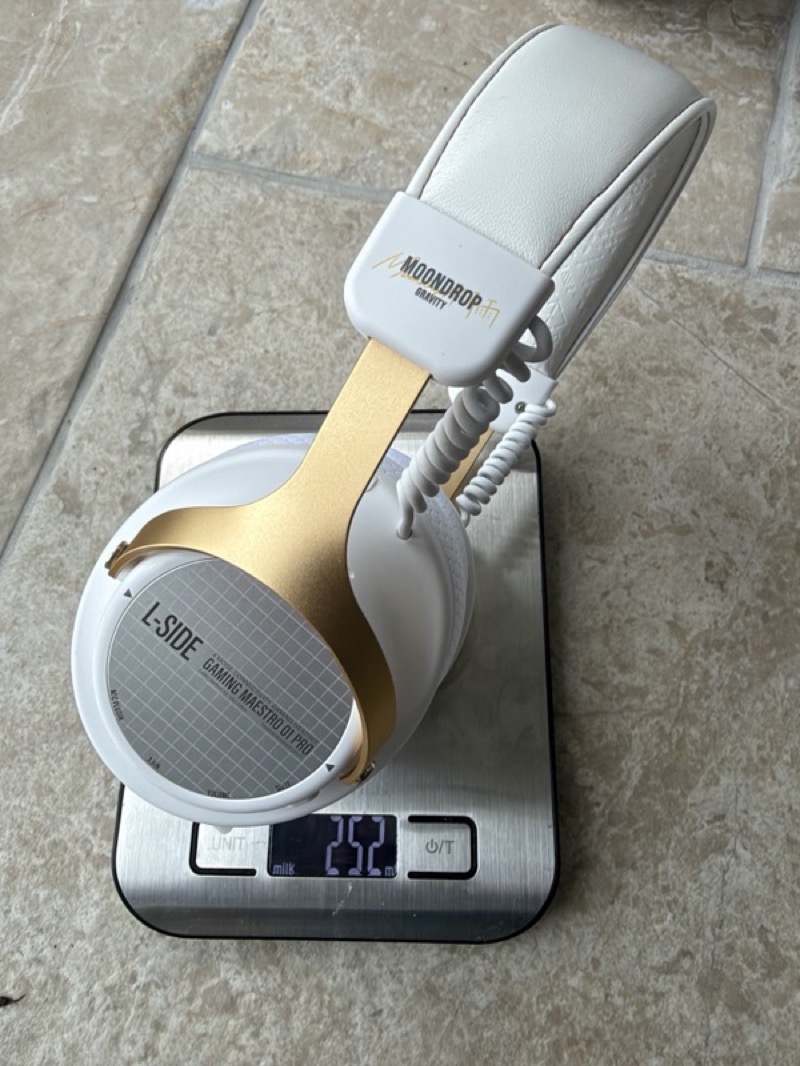 the gm01 pro on a digital scale reading 252 grams without the boom microphone